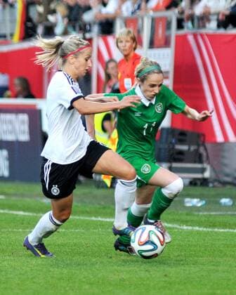 Kathrin HENDRICH (Deutschland), Julie-Ann RUSSELL (Irland). Deutschland, Heidenheim: Fussball, DFB Frauen-Nationalmannschaft: WM-Qualifikation Deutschland - Irland am 17.09.2014, Voith-Arena.