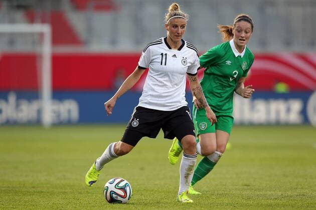 Fussball, Frauen WM-Qualifikation, Deutschland - Republik Irland, v.li.: Anja Mittag (Deutschland) gegen Megan Campbell (Irland) im Zweikampf, Duell, duel, tackle, Aktion, Action xmrx