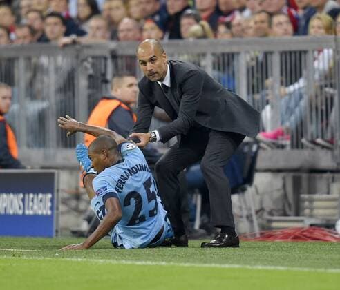 17.09.2014, Fussball Champions-League 2014 2015, Vorrunde 1.Spieltag, FC Bayern München - Manchester City, in der Allianz-Arena München. Fernandinho (Manchester City) fällt vor Trainer Pep Guardiola (Bayern München) auf den Boden. 