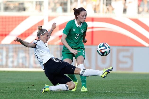 Fussball, Frauen WM-Qualifikation, Deutschland - Republik Irland, v.li.: Anja Mittag (Deutschland) im Zweikampf, Duell, duel, tackle mit Megan Campbell (Irland) xfsx