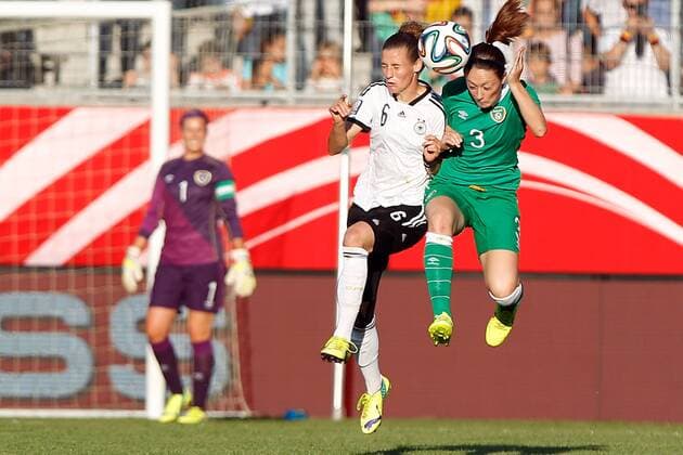 Fussball, Frauen WM-Qualifikation, Deutschland - Republik Irland, v.li.: Simone Laudehr (Deutschland) im Zweikampf, Duell, duel, tackle mit Megan Campbell (Irland) xfsx