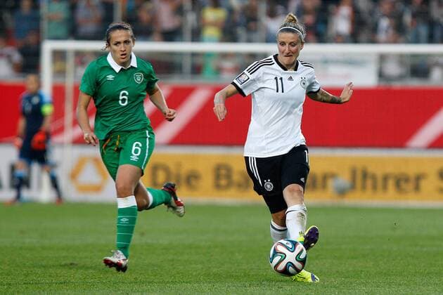 Fussball, Frauen WM-Qualifikation, Deutschland - Republik Irland, v.li.: Dora Gorman (Irland), Anja Mittag (Deutschland) xfsx