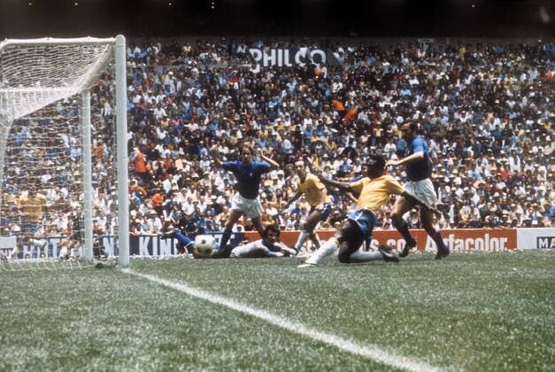 WM Finale 1970 - Pele (Brasilien) mit großer Chance, Torwart Enrico Albertosi (Italien) schon am Boden
