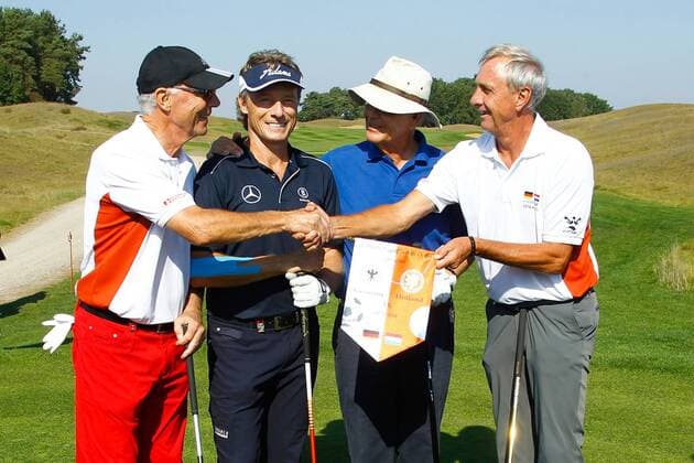Wimpeltausch - v.li. Franz Beckenbauer (Deutschland),Bernhard Langer (Deutschland),Wijnand Pon (Niederlande),Johan Cruyff (Niederlande) - WINSTONgolf Senior Open 2014 in Vorbeck bei Schwerin - Deutschland, Golf, Mann, Männer,18.09.2014
