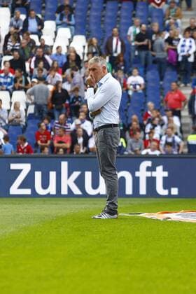 14.09.2014, HDI-Arena, Hannover, Ligaspiel, 1. Liga, Hannover 96 vs Hamburger SV, im Bild Mirko Slomka (Trainer, Hamburger SV) mit dem Logo Zukunft im Hintergrund Hannover 96 vs Hamburger SV
