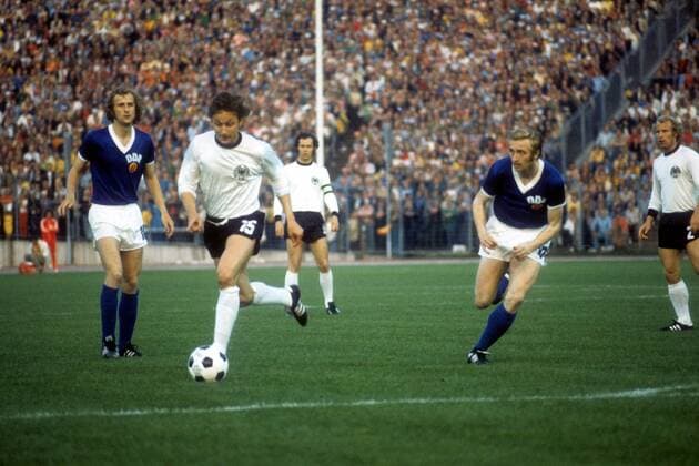 Heinz Flohe (BR Deutschland) gegen Siegmar Wätzlich (re.) und Hans Jürgen Kreische (beide DDR)
