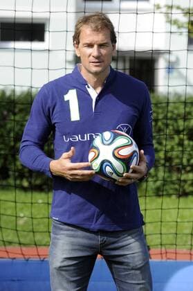 Jens LEHMANN (Ex Nationaltorwart),Einzelbild,angeschnittenes Einzelmotiv,mit Ball ,steht im Tor.