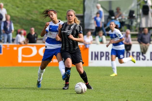 Carole da Silva Costa (MSV Duisburg), Clara Schöne (Clara Schoene, SC Freiburg), Zweikampf, Duell, duel, tackle, Dynamik, Action, Aktion, Fussball, Allianz Frauen-Bundesliga, MSV Duisburg - SC Freiburg, xozx