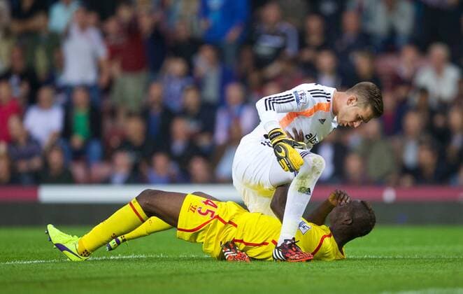 PROPAGANDA20140920 Football - soccer: Barclays Premier League, West Ham United FC - Liverpool FC, Liverpool s Mario Balotelli in action against West Ham United s goalkeeper Adrian during the Premier League match at Upton Park. (Hinweis: Verwendung nur in Deutschland, Österreich oder Schweiz - only Germany, Austria and Switzerland) xHOCHxZWEIx xPropagandax 