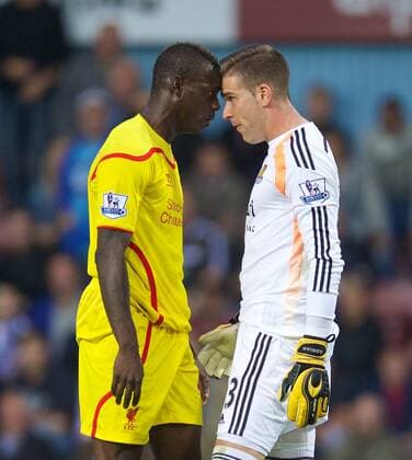 PROPAGANDA20140920 Football - soccer: Barclays Premier League, West Ham United FC - Liverpool FC, Liverpool s Mario Balotelli in action against West Ham United s goalkeeper Adrian during the Premier League match at Upton Park. (Hinweis: Verwendung nur in Deutschland, Österreich oder Schweiz - only Germany, Austria and Switzerland) xHOCHxZWEIx xPropagandax 
