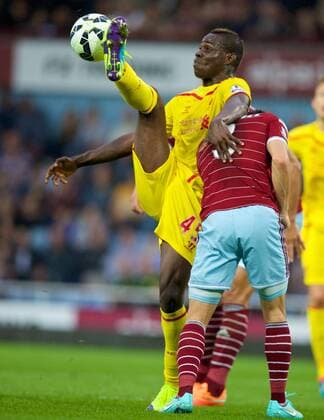 PROPAGANDA20140920 Football - soccer: Barclays Premier League, West Ham United FC - Liverpool FC, Liverpool s Mario Balotelli in action against West Ham United during the Premier League match at Upton Park. (Hinweis: Verwendung nur in Deutschland, Österreich oder Schweiz - only Germany, Austria and Switzerland) xHOCHxZWEIx xPropagandax 