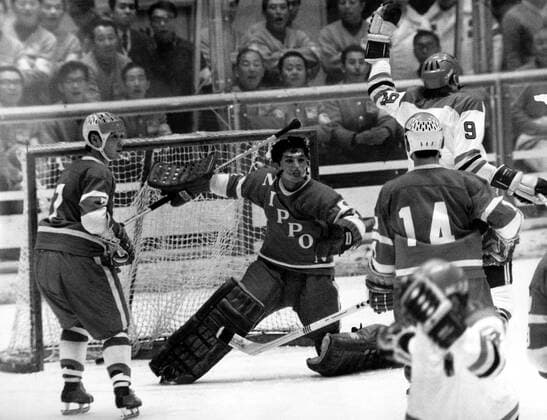 Olympische Winterspiele in Sapporo, Eishockey, Japan - BR Deutschland: Lorenz Funk (re.hi., BRD) bejubelt seinen Treffer