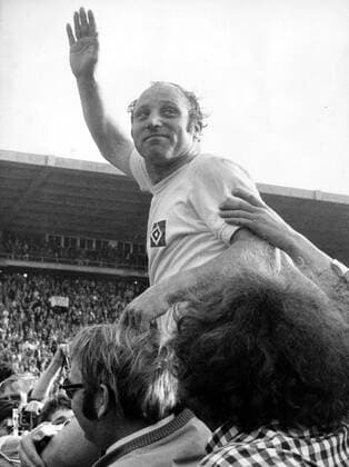 Uwe Seeler (Hamburger SV) wird nach seinem Abschiedsspiel von Fans auf Schultern getragen