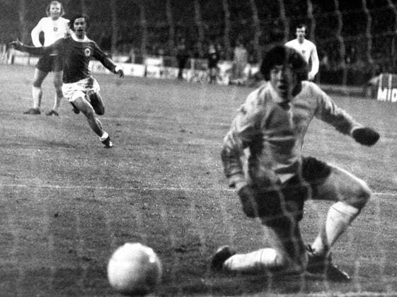 EM-Qualifikation Viertelfinale, England - BR Deutschland in London: Gerd Müller (li., BRD) trifft zum 1:3, vo.: Torwart Gordon Banks (England)