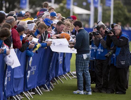 23.09.2014. Gleneagles, Auchterarder, Perthshire, Scotland. The Ryder Cup. Rory McIlroy (EUR) signs autographs for fans during his practice round. xStephenxBartholomewx  ActionPlus11562790