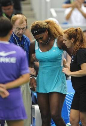 Serena Williams (C) of the United States is helped from the court during the Women s singles match at the WTA Tennis Damen Wuhan Open tennis tournament in Wuhan capital of central China s Hubei Province, on Sept. 23, 2014. ) (djj) (SP)CHINA-WUHAN-TENNIS-WUHAN OPEN-WILLIAMS HaoxTongqian 