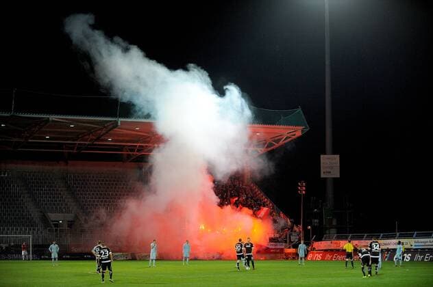 Chemnitz, Fussball, 3. Bundesliga, Saison 2014 2015, 11. Spieltag, Chemnitz, FC Energie Cottbus 23.09.2014: Die mitgereisten Cottbusser Fans brennen Pyrotechnik ab.