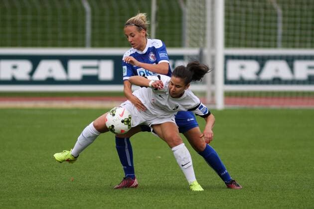 v.li.: Jennifer Cramer (Turbine Potsdam), Hasret Kayikci (SC Freiburg), Zweikampf, Duell, duel, tackle, Dynamik, Action, Aktion, Fussball, Allianz Frauen-Bundesliga, SC Freiburg - 1. FFC Turbine Potsdam, xozx