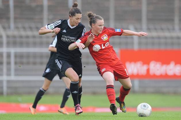 Herford, Deutschland 24. September 2014: 1. Bundesliga 14 15 - Herforder SV B. Friedenstal vs. Bayer 04 Leverkusen. Merza Julevic (Herford) im Zweikampf gegen Marina Hegering (Leverkusen). mt
