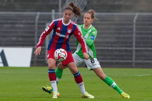 Fussball, Allianz Frauen-Bundesliga, VfL Wolfsburg - FC Bayern München, v.li.: Melanie Leupolz (FC Bayern München), Babett Peter (VfL Wolfsburg) im Zweikampf, xobx