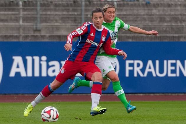 Fussball, Allianz Frauen-Bundesliga, VfL Wolfsburg - FC Bayern München, v.li.: Nora Holstad Berge (FC Bayern München), Martina Müller (VfL Wolfsburg) im Zweikampf, xobx