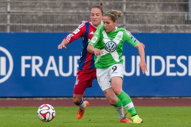 Fussball, Allianz Frauen-Bundesliga, VfL Wolfsburg - FC Bayern München, v.li.: Gina Lewandowski (FC Bayern München), Anna Blässe (VfL Wolfsburg) im Zweikampf, xobx