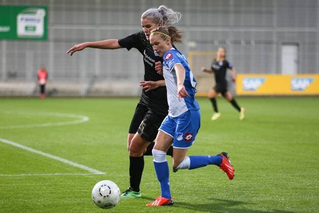 v.li.: Rahel Kiwic (MSV Duisburg), Leonie Pankratz (TSG Hoffenheim), Zweikampf, Duell, duel, tackle, Dynamik, Action, Aktion, Fussball, Allianz Frauen-Bundesliga, TSG 1899 Hoffenheim - MSV Duisburg, xozx