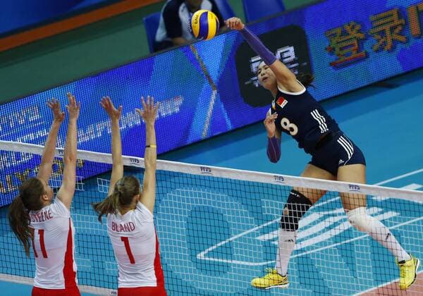 Els Vandesteene and Angie Bland (B) and Chunlei Zeng (C) in action during the FIVB Women s World Championship first round Pool D match China vs Belgium played at the Palaflorio in Bari, ITALY -25 09 2014 VOLLEYBALL : China vs Belgium - Bari - World Cup 2014 - 25 09 2014 MatteoCiambelli Panoramic 