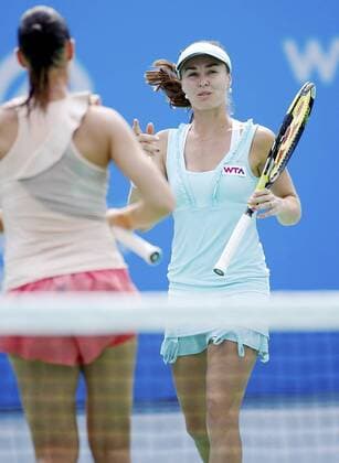 Martina Hingis of Switzerland, back, talks to Flavia Pennetta of Italy as they compete during the women s doubles semifinals of the 2014 WTA Tennis Damen Wuhan Open tennis tournament in Wuhan city, central China s Hubei province, 26 September 2014.  20140926_06907