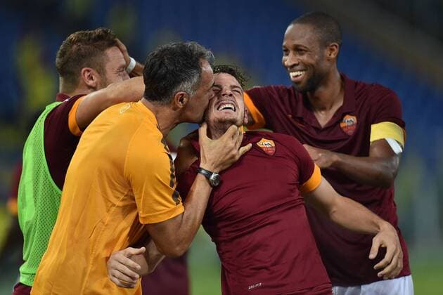 Alessandro Florenzi bekommt einen Kuss von einem Betreuer hinten jubeln Francesco Totti und Keita Goal - Serie A AS Roma - Hellas Verona - andreaxstaccioli