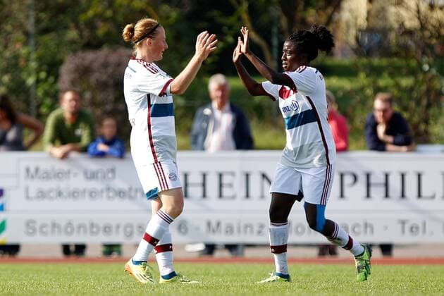 Fussball, DFB-Pokal der Frauen, TSV Schott Mainz - FC Bayern München, v.li.: Melanie Behringer (FC Bayern München Damen), Eunice Beckmann (FC Bayern München Damen) mit Torjubel, celebrate the goal, goal celebration, Jubel über das Tor zum 2:0. xfsx