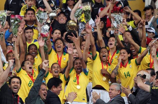 Brazil s players celebrate after the final match of the 2014 Women s Copa America in the Atahualpa Olympic Stadium in Quito, on Sept. 28, 2014. Brazil clinched their sixth women s Copa America title on Sunday. Santiago Armas) (da) (SP)-QUITO-SOCCER-BRAZIL SANTIAGOxARMAS 