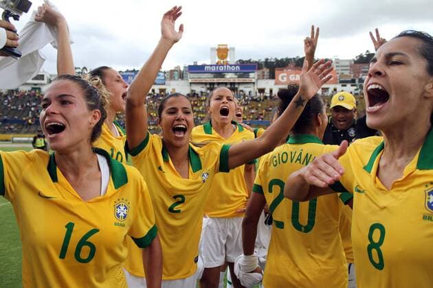 Brazil s players celebrate after the final match of the 2014 Women s Copa America in the Atahualpa Olympic Stadium in Quito, on Sept. 28, 2014. Brazil clinched their sixth women s Copa America title on Sunday. Santiago Armas) (da) (SP)-QUITO-SOCCER-BRAZIL SANTIAGOxARMAS 