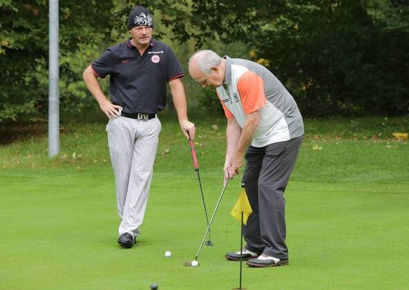 29.09.2014, xjfx, Golf Eintracht-Open, v.l. Alexander Cejka (Golfprofi), Bernd Hölzenbein,, gibt Anweisungen, gestikuliert, mit den Armen gestikulieren gives instructions, gesticulate.