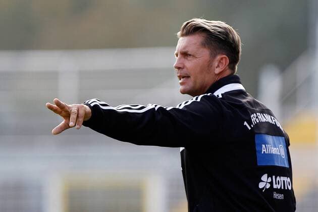 Fussball, Allianz Frauen-Bundesliga, FF USV Jena - 1. FFC Frankfurt, v.li.: Trainer Colin Bell (1. FFC Frankfurt) gibt Anweisungen, gestikuliert, mit den Armen gestikulieren, gives instructions, gesticulate xfsx