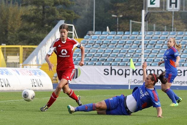 Fussball, Allianz Frauen-Bundesliga, FF USV Jena - 1. FFC Frankfurt, v.li.: Kerstin Garefrekes (1. FFC Frankfurt), Carolin Schiewe (FF USV Jena) xfsx