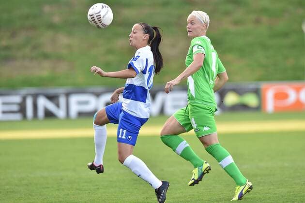 Fußball Allianz Frauen-Bundesliga 5. Spieltag MSV Duisburg - VfL Wolfsburg am 01.10.2014 im PCC-Stadion in Duisburg Sofia Nati ( Duisburg ), links - Nilla Fischer ( Wolfsburg ), rechts