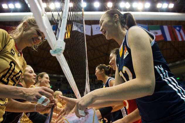 01.10.2014, Pala Trieste, Triest Volleyball, FIVB Volleyball Women s World Championship 2014, 2. Runde, Deutschland (GER) vs. China (CHN) Shakehands vor dem Spiel Margareta Kozuch ( 14 GER) - Ruoqi Hui ( 12 CHN)