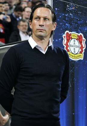 Fussball, UEFA Champions League, Herren, Saison 2014 2015, Gruppe C, 2. Spieltag, BayArena Leverkusen, Bayer Leverkusen (rot) - Benfica Lissabon (grau) 3:1; Trainer Roger Schmidt (Leverkusen) neben dem Bayer Logo. Einzelbild, Portrait, Porträt.