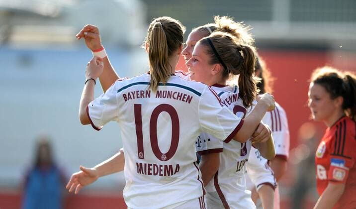 Melanie Leupolz (re., FCB), Jubel Tor 0:1, Fussball, Allianz Frauen-Bundesliga, Bayer 04 Leverkusen - FC Bayern München, xjkx