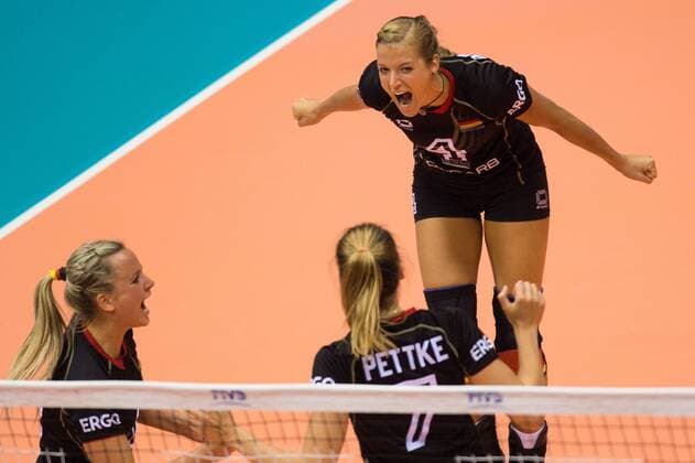 02.10.2014, Pala Trieste, Triest Volleyball, FIVB Volleyball Women s World Championship 2014, 2. Runde, Deutschland (GER) vs. Japan (JPN) Jubel Kathleen Weiß Weiss ( 2 GER), Jennifer Pettke ( 7 GER), Maren Brinker ( 4 GER)