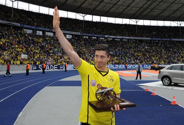 Samstag 10.05.2014, BL, 1. Bundesliga, Saison 2013 2014, 34. Spieltag in Berlin, BV Borussia Dortmund 0:4, Robert Lewandowski (BVB) mit Torjaegerkanone, Torschuetzenkoenig der Saison 2013 2014, bedankt sich bei den Fans, Gestik DeFodi