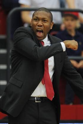 Quakenbrück, Deutschland 02. Oktober 2014: 1. Bundesliga 14 15 - Artland Dragons vs. WALTER Tigers Tübingen. Trainer Tyron McCoy (Artland Dragons) unzufrieden enttäuscht enttäuscht niedergeschlagen. mt