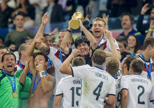 DFB Bundestrainer Joachim Jogi LÖW,Weltmeister Jubel mit WM-Pokal, WM, Trophäe, Trophy, FIFA-WM-Pokal, FIFA World Cup Trophy, Fussball-Weltmeisterschaft, , Fussball-Weltmeisterschaft, Jubel DEUTSCHLAND - ARGENTINIEN 1-0 n.V. FIFA Fussball WM FINALE Weltmeisterschaft am 13.07.2014 im Maracana Stadion von Rio de Janeiro, BRASILIEN
