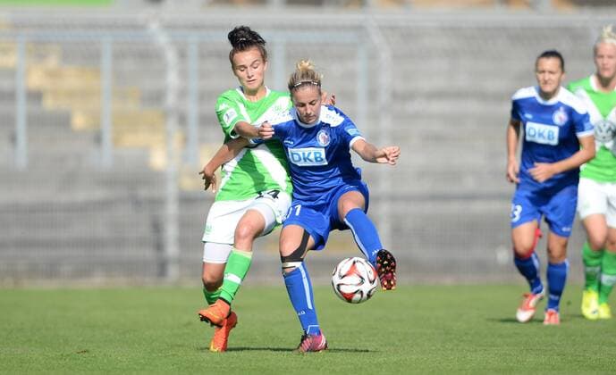 Lina Magull (li., VfL) und Jennifer Cramer (Pot), Fussball, Allianz Frauen-Bundesliga, VfL Wolfsburg-1. FFC Turbine Potsdam, xjkx