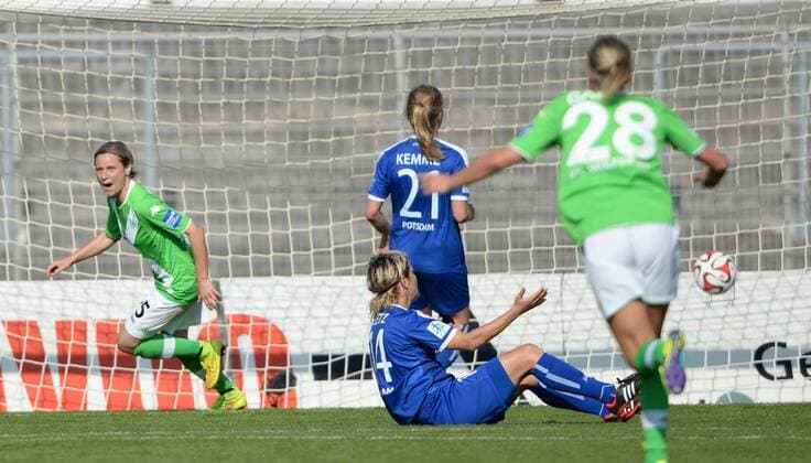 Martina Müller (li., Vfl) erzielt das Tor 2:1, Fussball, Allianz Frauen-Bundesliga, VfL Wolfsburg-1. FFC Turbine Potsdam, xjkx
