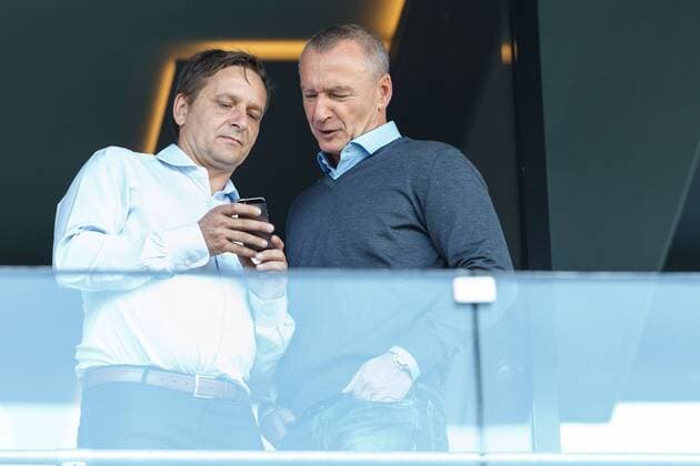 Horst Heldt (Manager Schalke 04) im intensiven Gespräch mit Spielerberater Roger Wittmann, Emotionen TSG 1899 Hoffenheim vs FC Schalke 04, Fussball, 1. Bundesliga, 04.10.2014 EP_ans