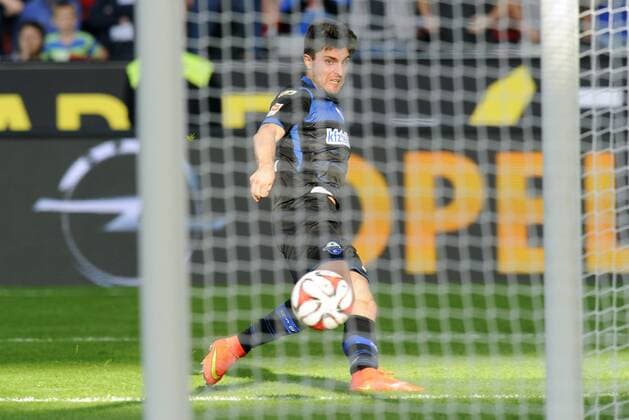 Fussball, Bundesliga, Deutschland, Herren, Saison 2014 2015, 7. Spieltag, BayArena Leverkusen, Bayer Leverkusen (rot) - SC Paderborn (schwarz) 2:2; Moritz Stoppelkamp (Paderborn) erzielt das 1:2, Aktion.