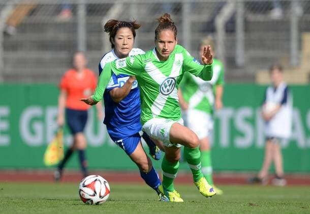 Asano Nagasato (li., Pot) und Babett Peter (VfL), Fussball, Allianz Frauen-Bundesliga, VfL Wolfsburg-1. FFC Turbine Potsdam, xjkx