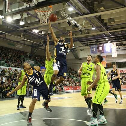 Reggie Redding (schwarz-Berlin) , medi Bayreuth vs Alba Berlin, Beko Basketball Bundesliga, 2. Spieltag, 04.10.2014, , EP_mat